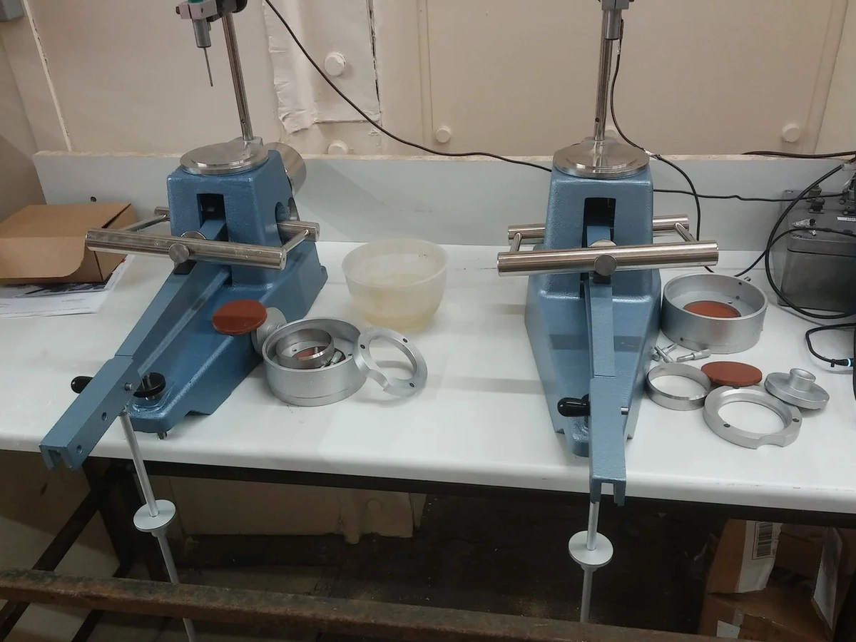 Límites de Atterberg en Linares: Control de Plasticidad del Suelo Fino